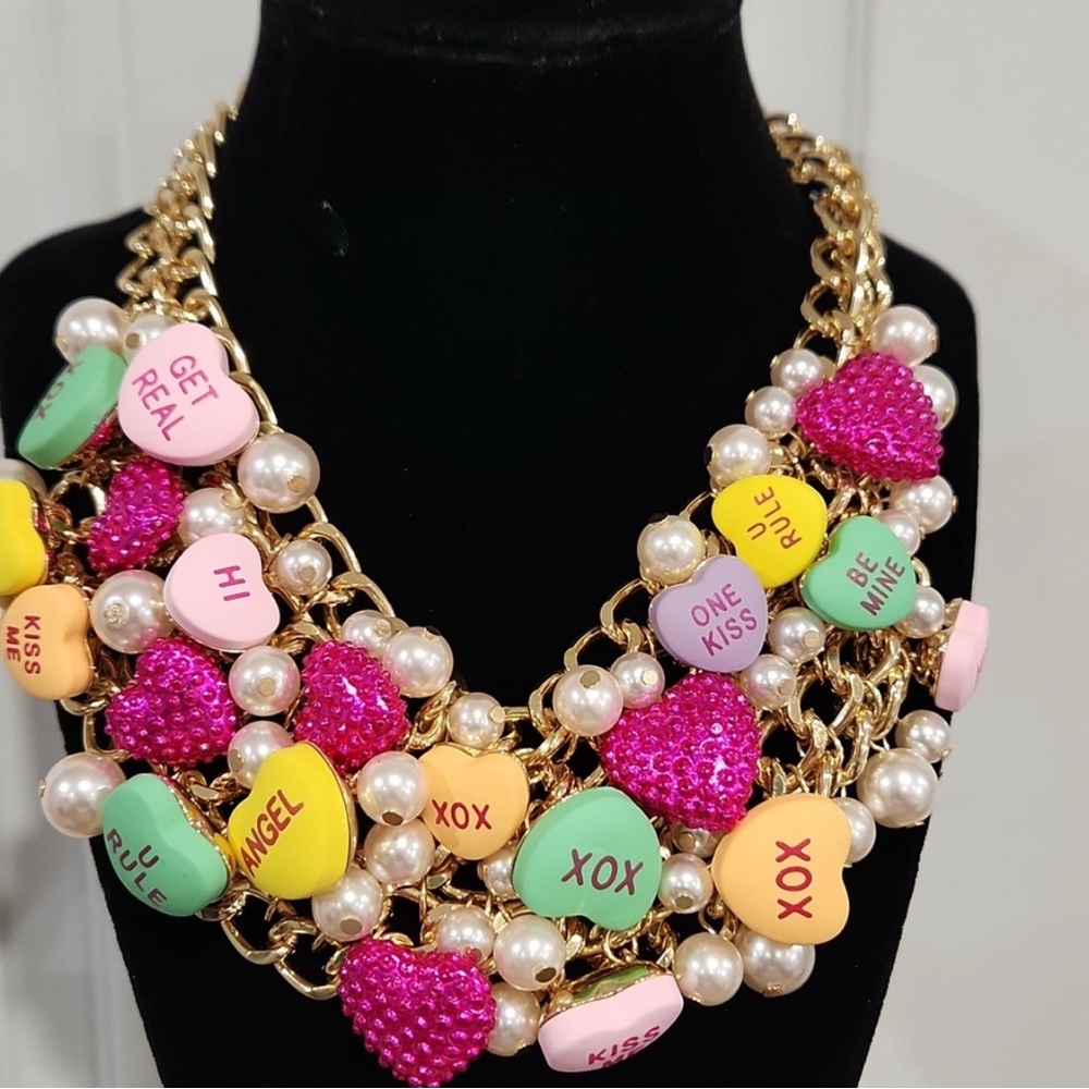 👉✨️ BETSEY JOHNSON Think Pink  Swwetheart Candy XO Statement Necklace